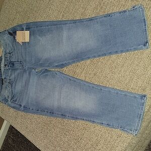 NYDJ SZ 10 LIGHT WASH JEANS WITH A SLIT ON SIDE OF PANTS